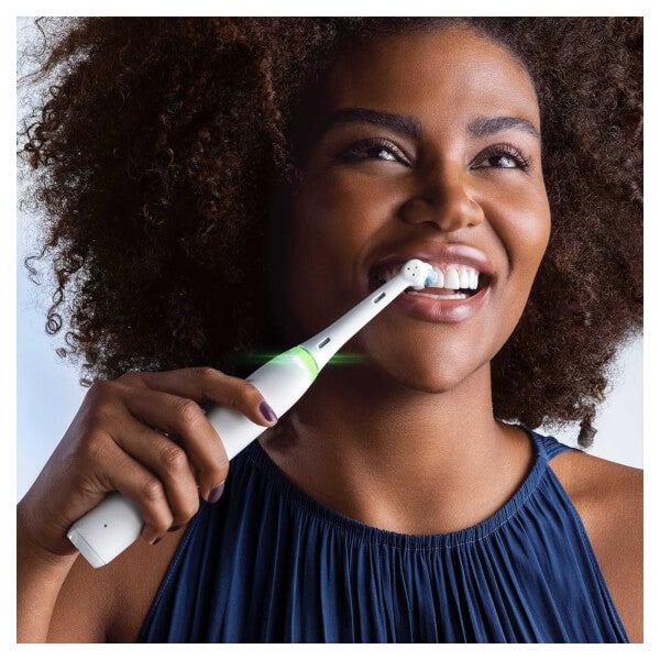 Oral B Oral-B iO4 White Electric Toothbrush with Travel Case Outlet