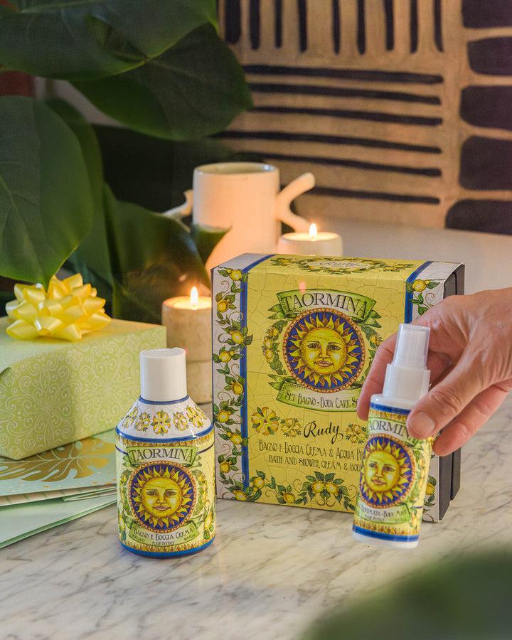 Rudy Profumi Scatola regalo con Bagno & Doccia Schiuma 250 mL + Acqua Profumata 100 mLLe Maioliche di RudyLinea Taormina Grande vendita